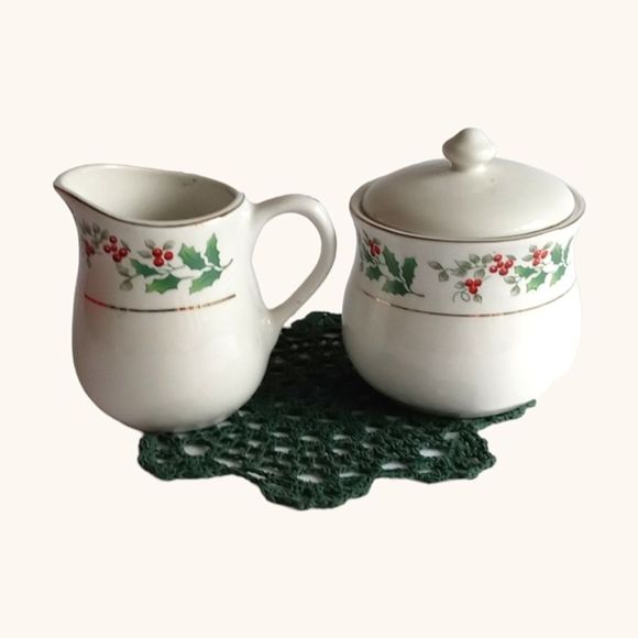 Vintage Gibson Everyday China Creamer and Sugar Set Christmas Holly and Berries - Picture 5 of 8